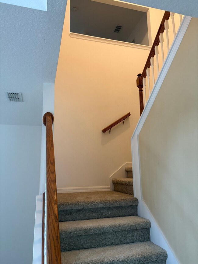 Building Photo - IMMEDIATE OCCUPANCY !!! LARGE// 5 Bedroom ...