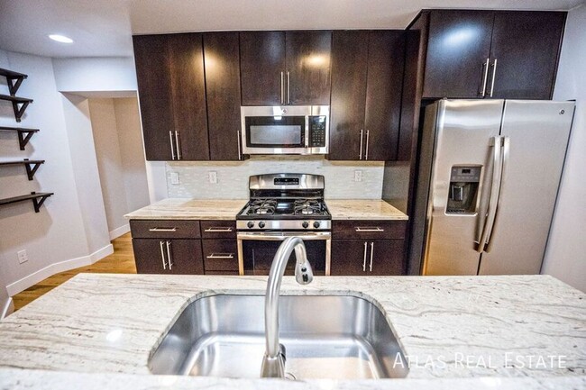 Building Photo - 2nd Floor LoHi 2 Bed 1 Bath with a Private...