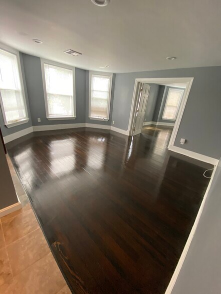 Building Photo - 359 Crescent St