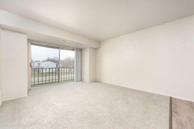 Building Photo - Everett Apartments - 119-07