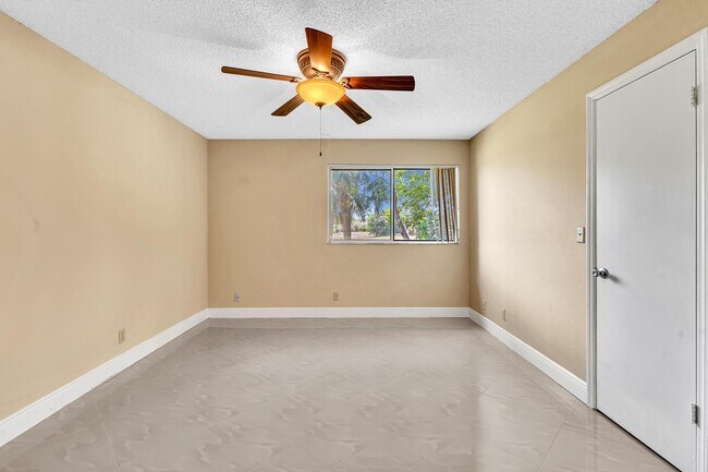 Building Photo - 3340 Pinewalk Dr N