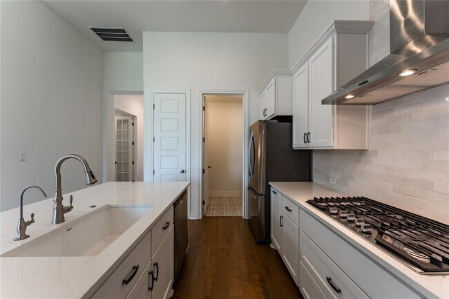 Building Photo - 152 Limestone Dr