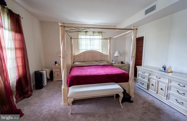 Building Photo - 605 Bank Ave