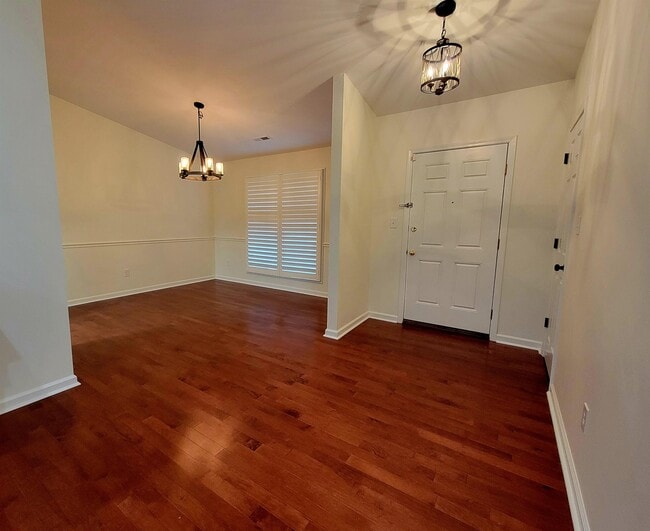 Building Photo - 406 Country Club Ln
