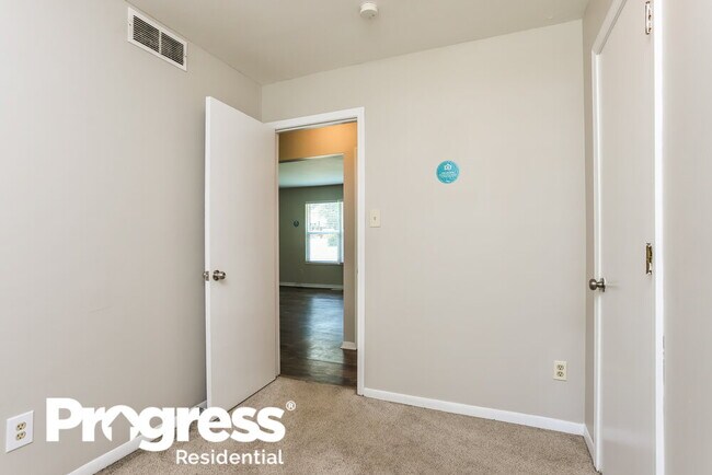 Building Photo - 251 Flora Dr