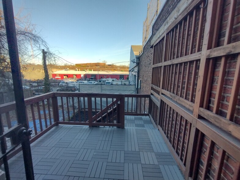 Rear yard deck perfect for relaxing or entertaining _ complete with a stylish sun sail for added sha - 1933 4th St NW