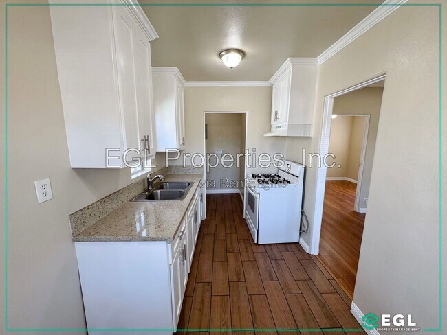 Building Photo - 648 W 91st St