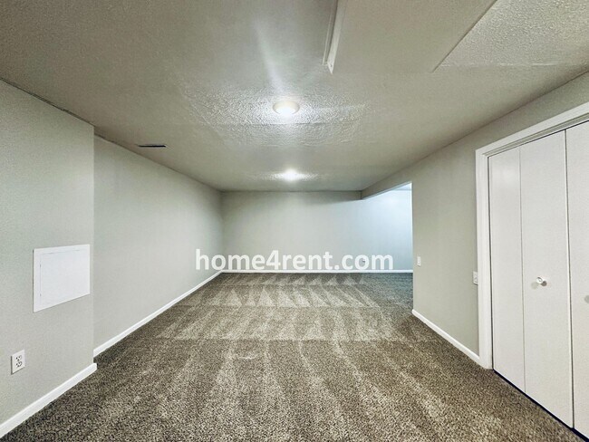 Building Photo - Attractive Overland Park Home w/ Wood Floo...