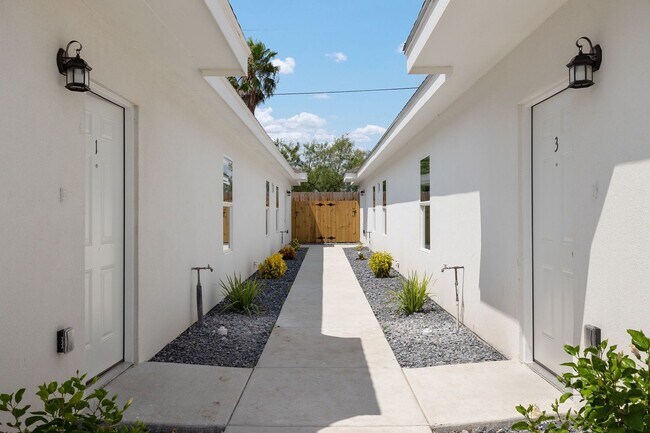 Building Photo - 120 W Diamondhead Ave