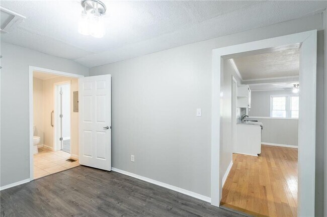 Building Photo - 4715 S Lee St