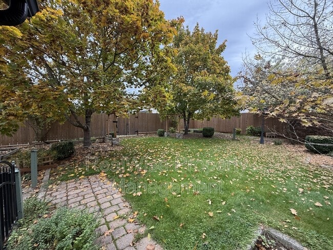 Building Photo - 501 NE Broadway St