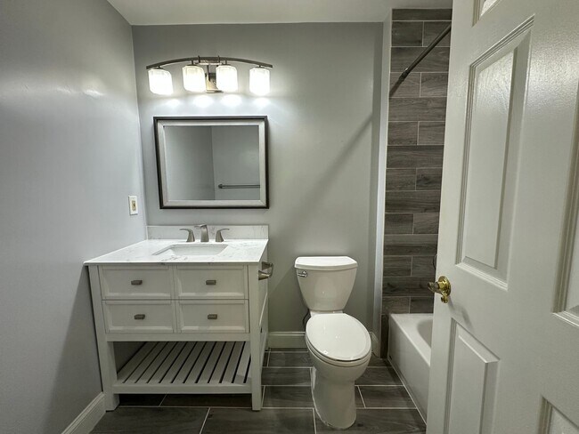 Building Photo - 2 bedrooms, 2.5 bathrooms