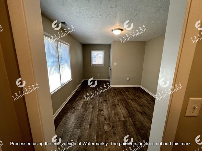 Building Photo - Spacious 1 BR 1 Bath bottom unit