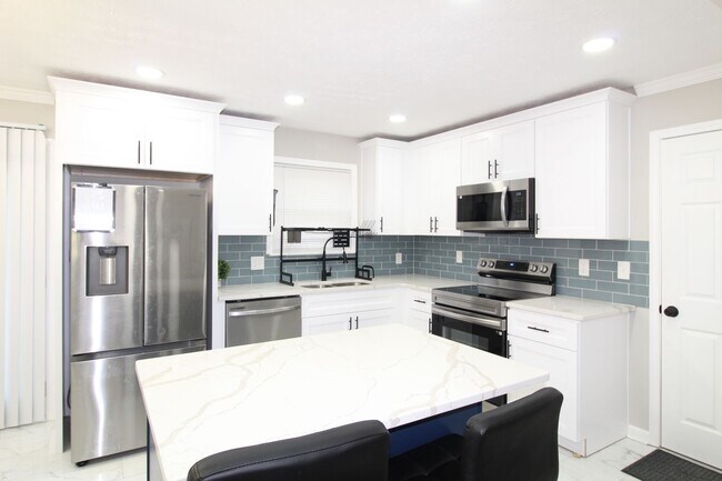 Building Photo - 3367 Oak Dr SW