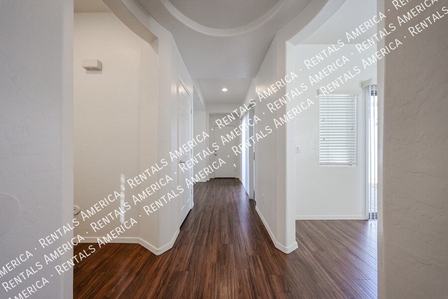 Building Photo - 4714 E Laurel Ave