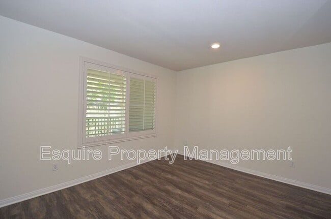 Building Photo - 370 Serra St