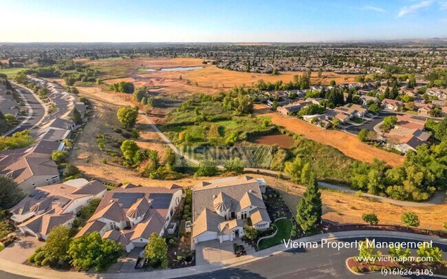 Building Photo - 1550 Summerhill Ln