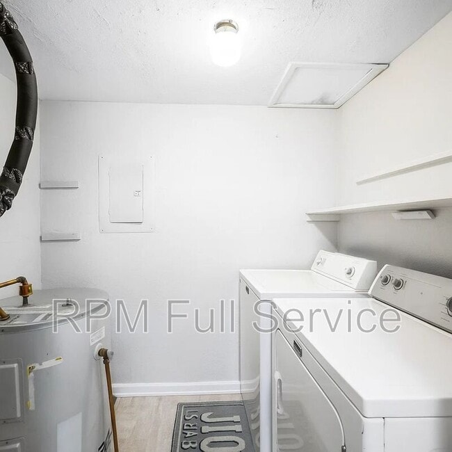 Building Photo - 810 Bellevue Rd