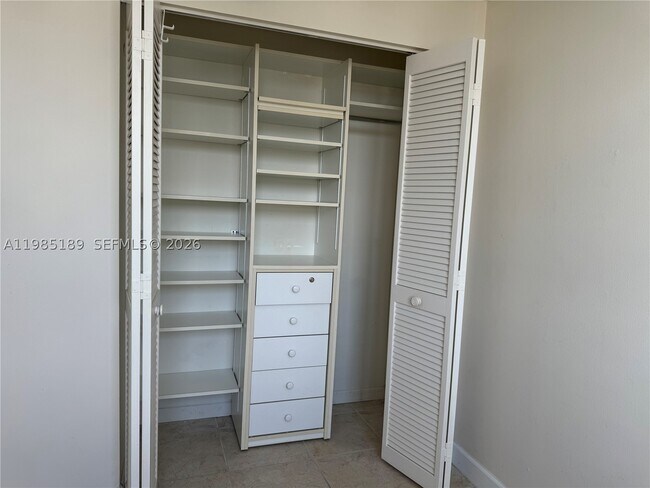 Building Photo - 2555 Collins Ave