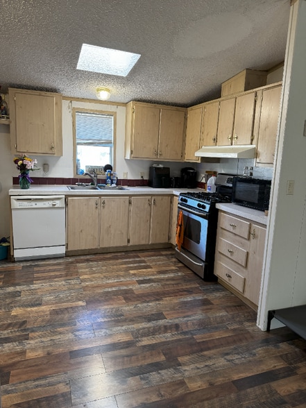 Building Photo - 270 W Ahonen Rd