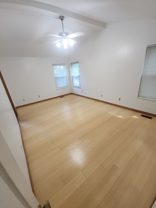 Building Photo - Spacious Home in Ladue Schools