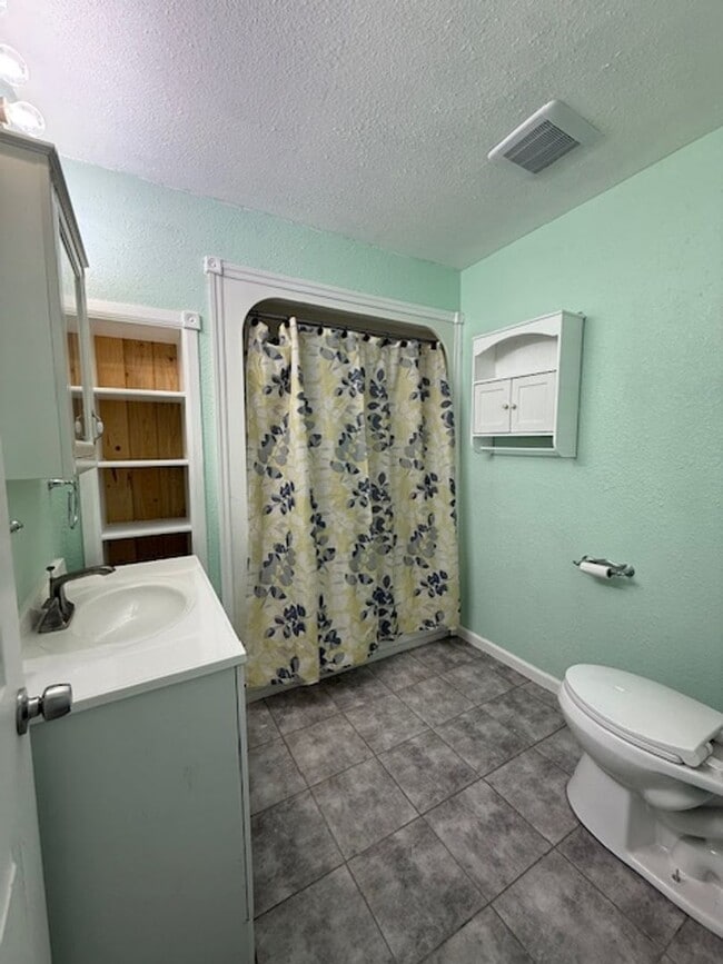 Building Photo - 3 Bedroom home in Moses Lake