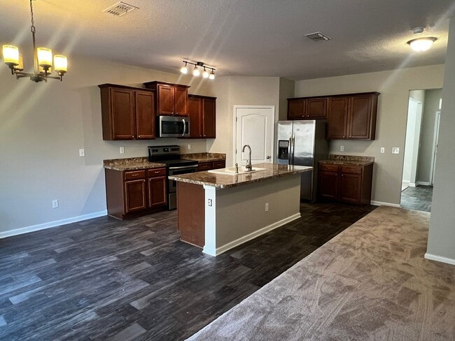 Building Photo - 5BR/3BA $2400 Monthly Rent AND One Month Free Rent!