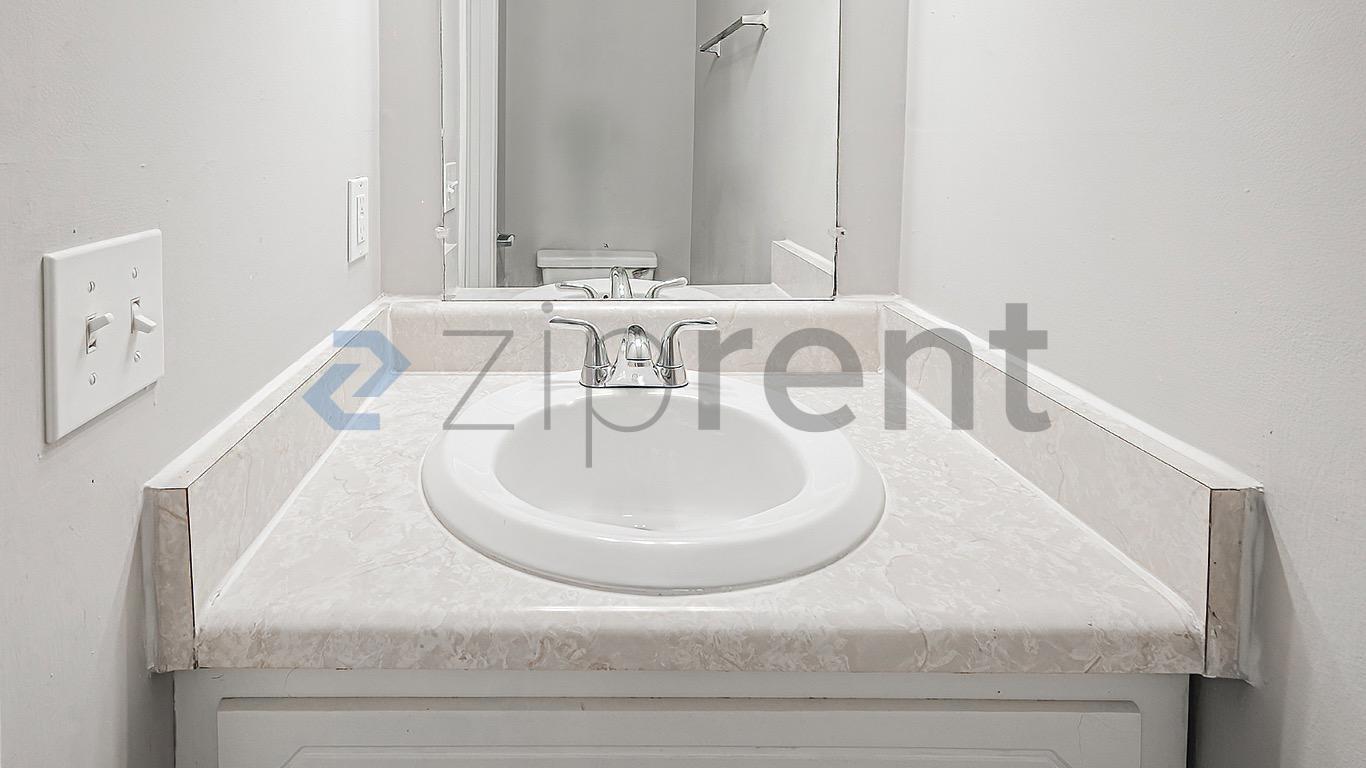 Building Photo - Unit APT E