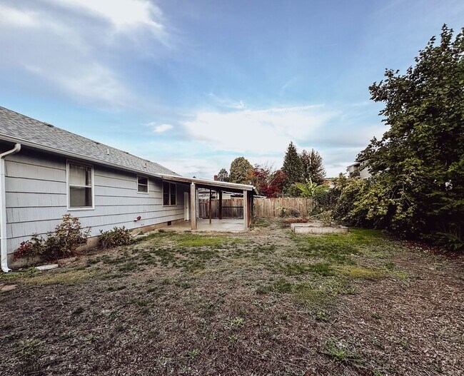 Building Photo - Charming 3 Bedroom in River Road Area!