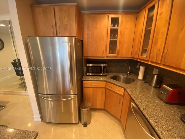 Building Photo - 6471 Bay Club Dr