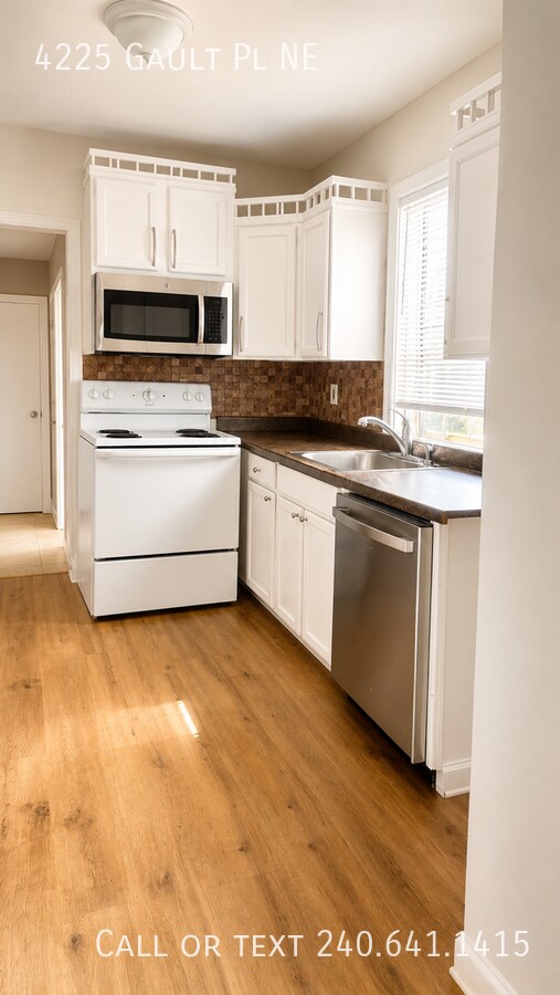 Building Photo - 4225 Gault Pl NE