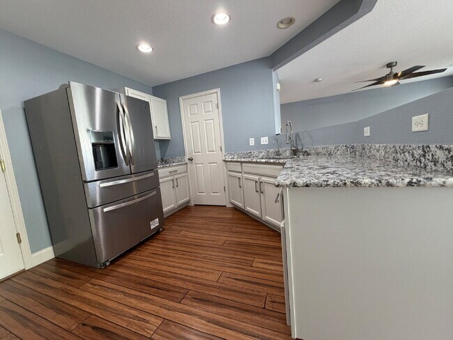 Building Photo - ~Available Now~ Beautiful Three Bedroom Home in Englewood!