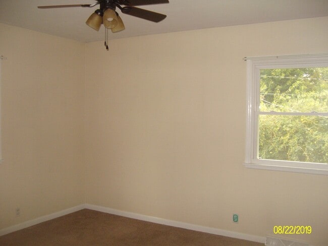 Building Photo - 3 bd-1 1/2 bath
