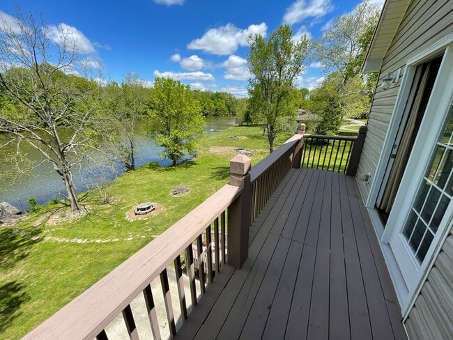 Building Photo - Beautiful Shelbyville Lake House