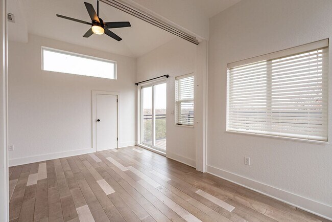 Building Photo - Tip Tier Views at this Beautiful 4 bedroom, 3 bathroom home in Central East Austin!!!