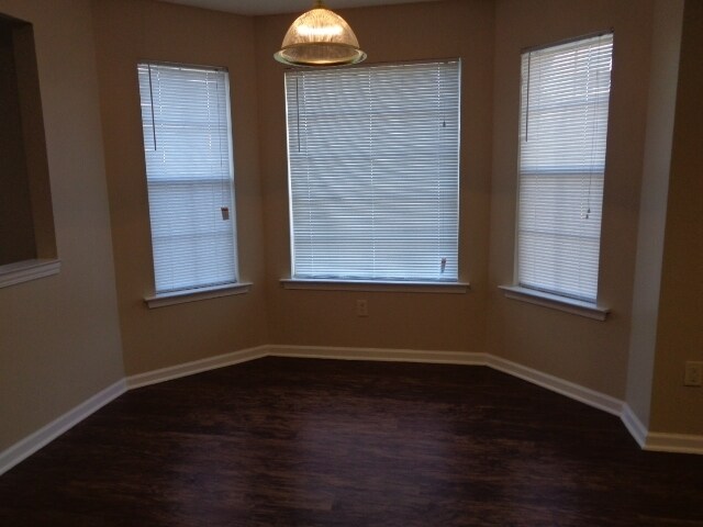 Building Photo - 7864 Parkmont Dr