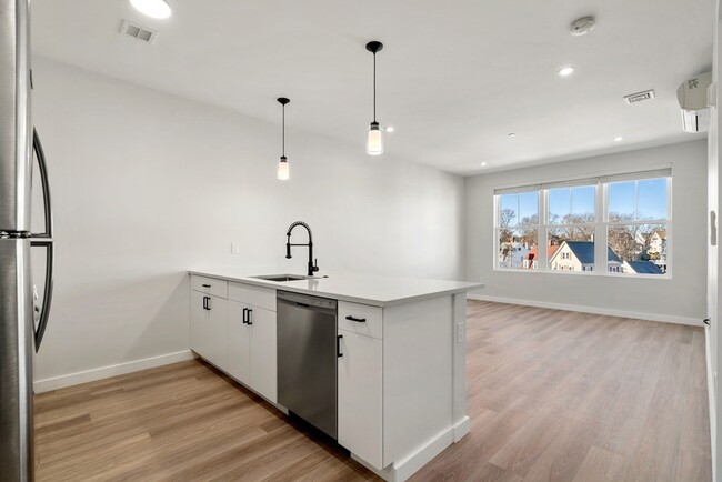 Primary Photo - 10 Somerset Ave