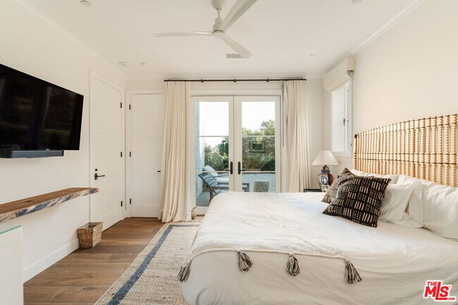 Building Photo - 5770 Busch Dr