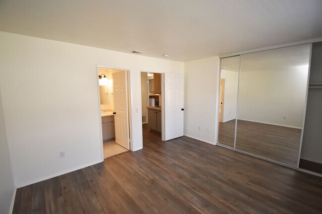 Building Photo - Gorgeous 2 Bedroom Condo