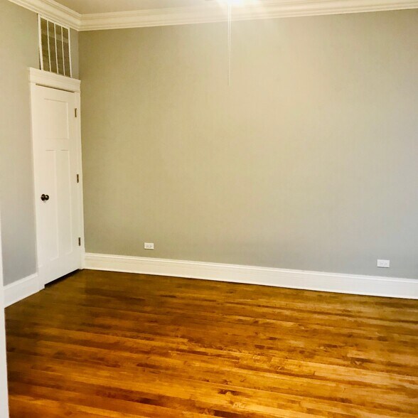 Living Room - 2727 N Hamlin Ave