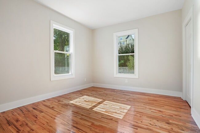Building Photo - 10 Perry Hill Rd