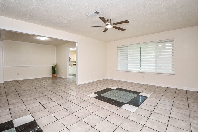 Building Photo - 16823 Cobble Ridge Dr