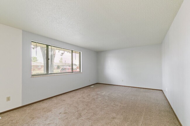 Building Photo - 390 Knotty Pl