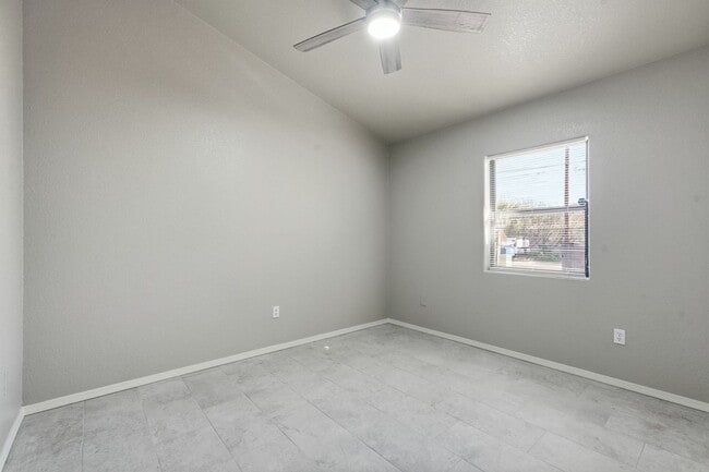 Building Photo - 811 E Caddie St