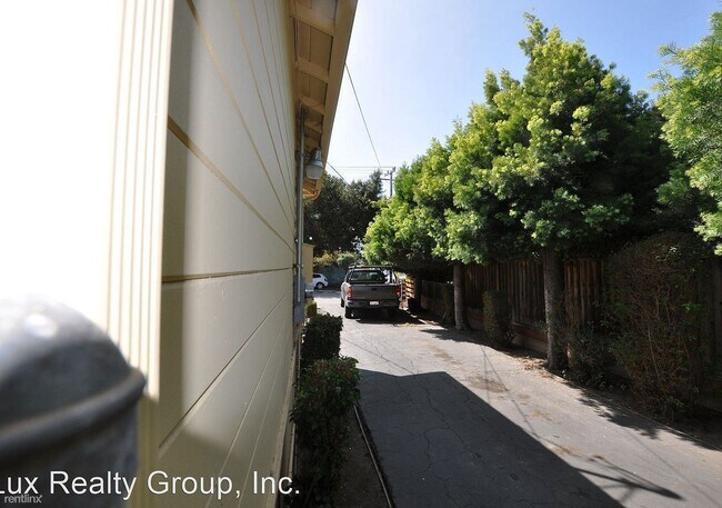 Building Photo - 547 Runnymede St