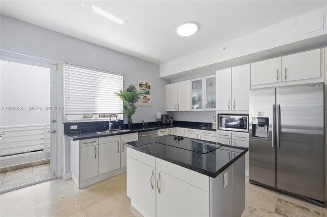 Building Photo - 832 N Victoria Park Rd