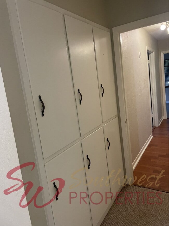 Building Photo - Charming 3 Bed / 2 Bath Home in a Quiet Central Neighborhood