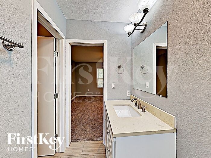 Building Photo - 626 Warren St