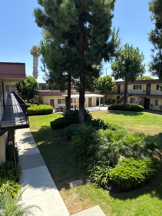 Outside Area - 4700 Clair del Ave