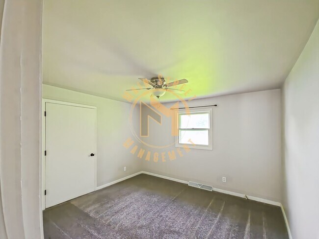 Building Photo - 1212 E Sylvan Ave